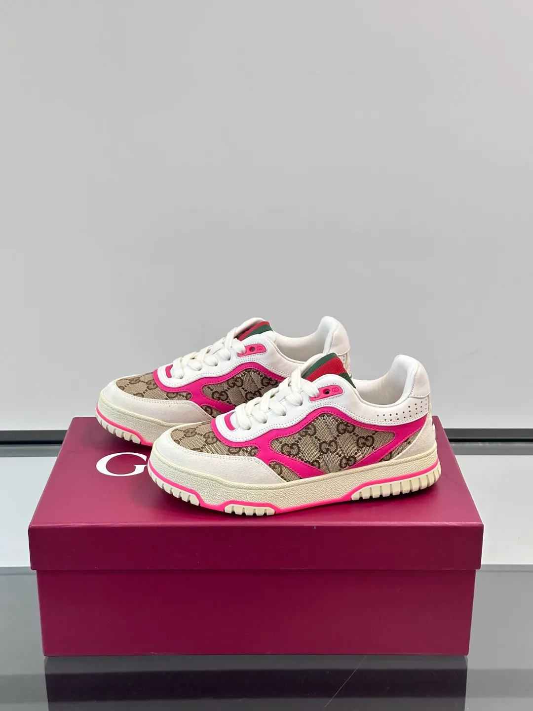 Men's Men's Shoes 💰480 [New Style] 🦨🦨Gucci 𝐆𝐮𝐜𝐜𝐢 𝐑𝐞-𝐖𝐞𝐛 As a sneaker created by Sabato De Sarno for Gucci, the Re-Web series reinterprets the brand's classic stripes, with bold and unique details to set off a modern silhouette design. These shoes are crafted from white leather. This new sneaker is ingeniously decorated with many of the brand's classic details, and is equipped with a bright red and green webbing tongue, which will make people fall in love at first sight. White leather has been specially treated to be soft and shiny, with an embossed grained texture. Script Gucci logo and Interlocking G web label with Interlocking G and script Gucci logo. Rubber outsole with Interlocking G detail eyelets. Web tongue. Size: Female 35-40 (Female 41, 42 customized). Male 38-44 (45, 46 customized)